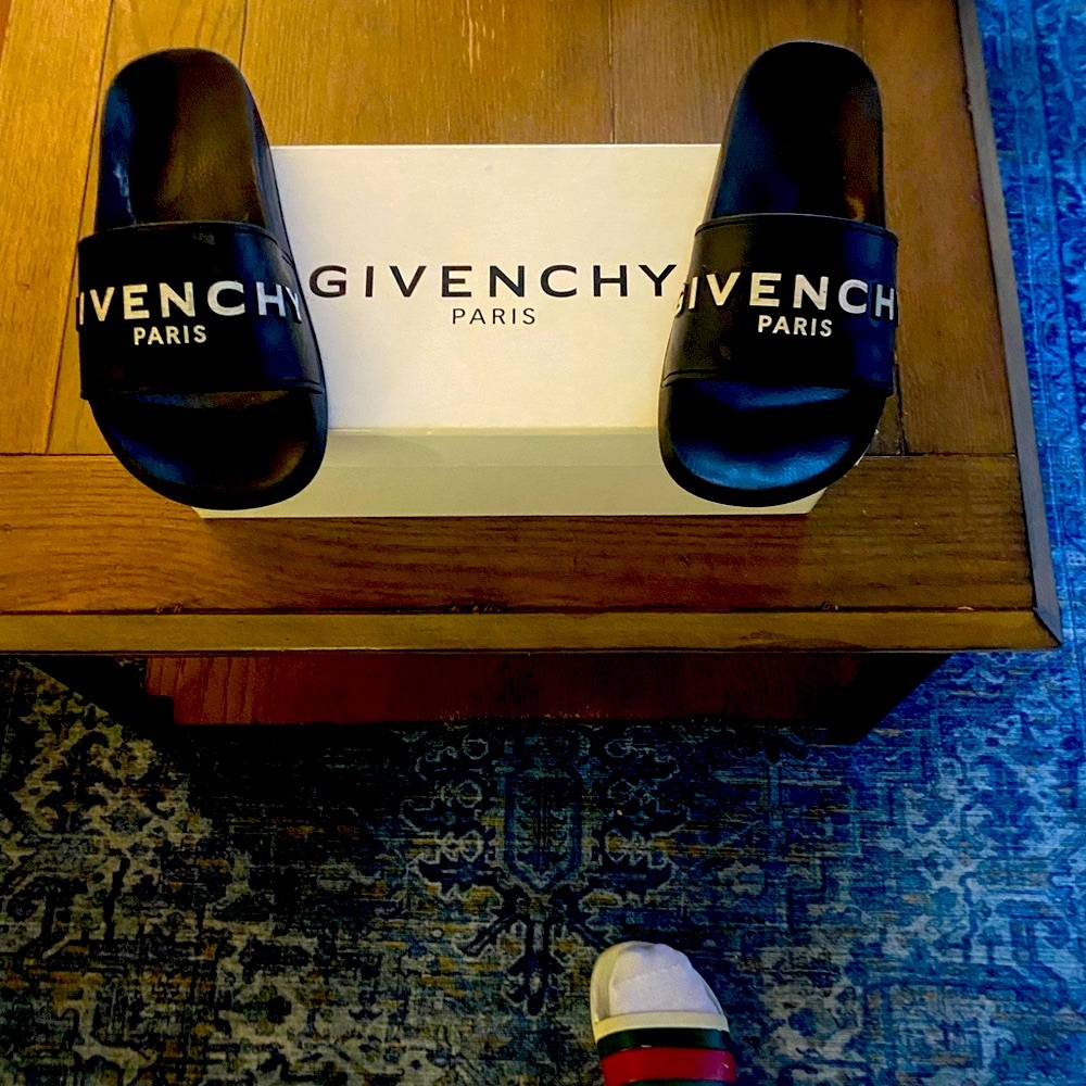 Givenchy Black Slide Sandals Monochrome Design
100% authentic just cleaned 🧼
